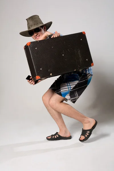 Retrato de um jovem de corpo inteiro vindo das suitcas — Fotografia de Stock