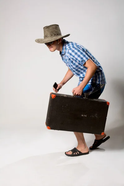 Suitcas tam uzunlukta gelen genç bir adam portresi — Stok fotoğraf