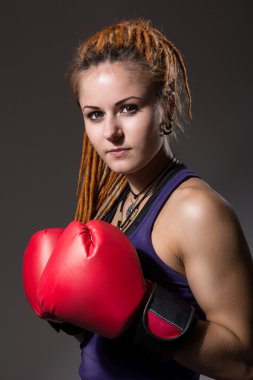 Boks eldivenleri, dreadlocks ile güzel kız 