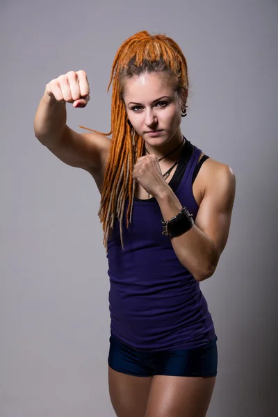 Ung kvinna med dreadlocks i kampen mot hållning — Stockfoto