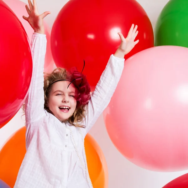 Schastivaya alegre chica en un grande globos —  Fotos de Stock