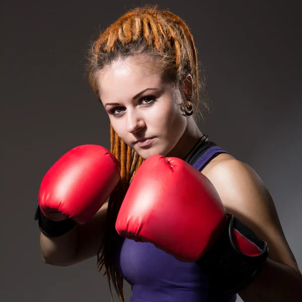 Mooi meisje met bokshandschoenen, dreadlocks — Stockfoto