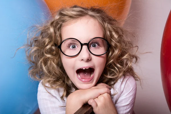 Szczęśliwy zaskoczony dziewczyna w okularach z otwartymi ustami — Zdjęcie stockowe