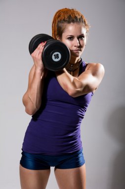 Studio ağır dumbbell ile kız