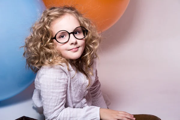 Retrato de una colegiala en gafas mirando a la cámara . — Foto de Stock