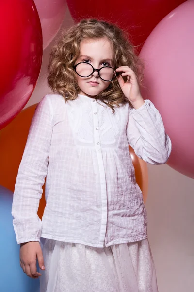 Chica seria colegiala en gafas mirando a la cámara . — Foto de Stock