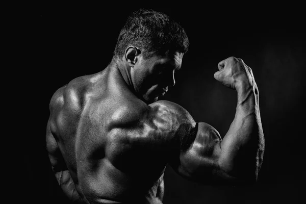 Starker athletischer Mann Fitness-Modell Oberkörper zeigt große Muskeln — Stockfoto
