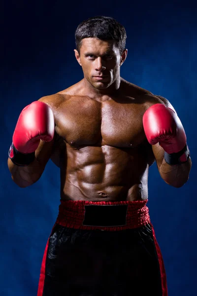 Boxeador Boxeo mirando fijamente mostrando fuerza. Joven hombre buscando aggress — Foto de Stock