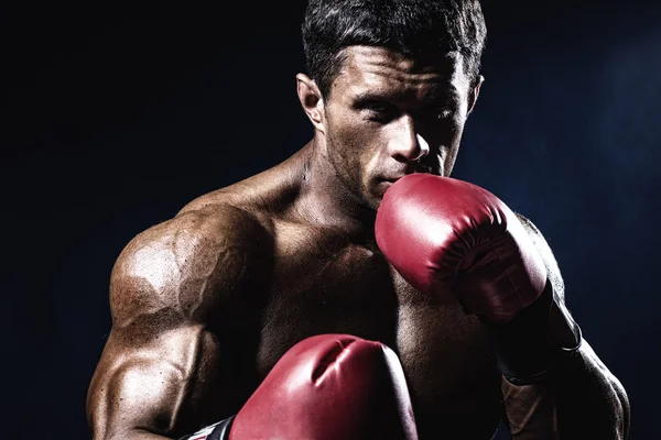 Um jovem que parece agressivo com luvas de boxe. Homem caucasiano — Fotografia de Stock