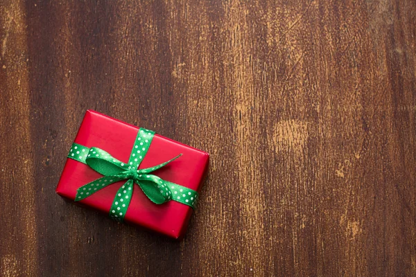 Червона подарункова коробка з зеленою стрічкою з крапками — стокове фото