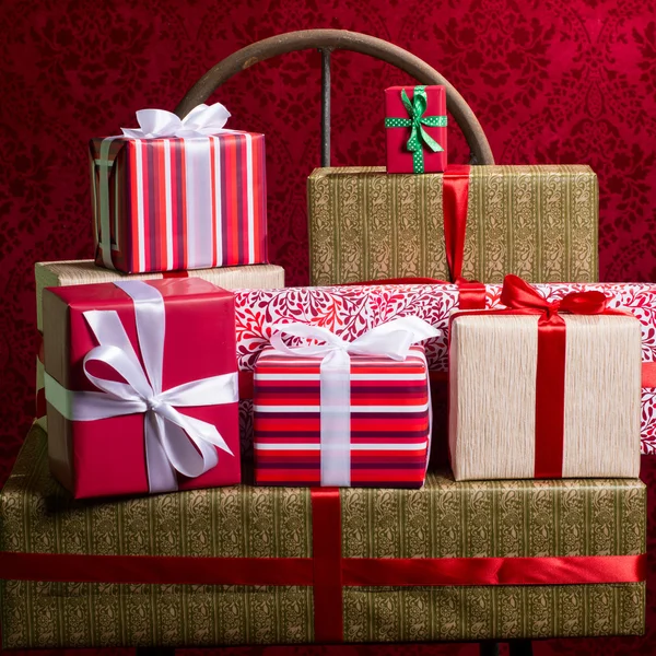 Cadeaux pour les fêtes, Noël, anniversaire sur beau dos rouge — Photo
