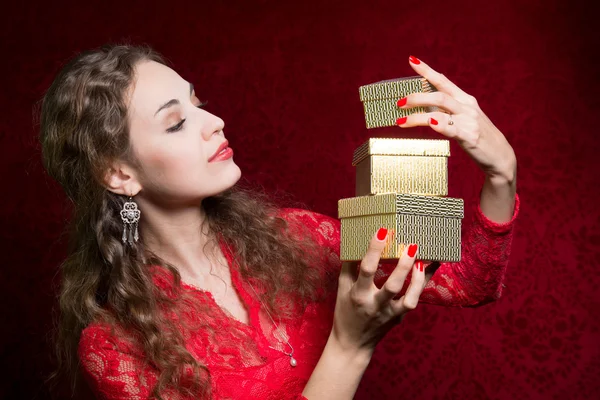 Belle fille avec boîte cadeau — Photo