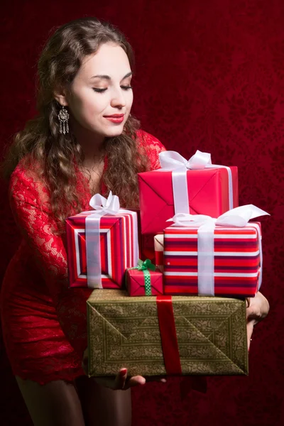 Beautiful girl holding gifts. — Stock Photo, Image