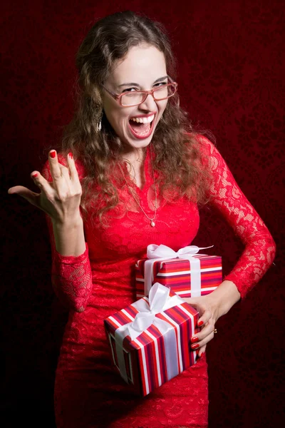 Giovane donna con due scatole regalo a strisce urla — Foto Stock