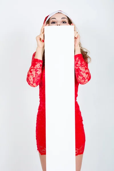 Chica en vestido rojo y sombrero de santa con pancartas blancas en blanco — Foto de Stock