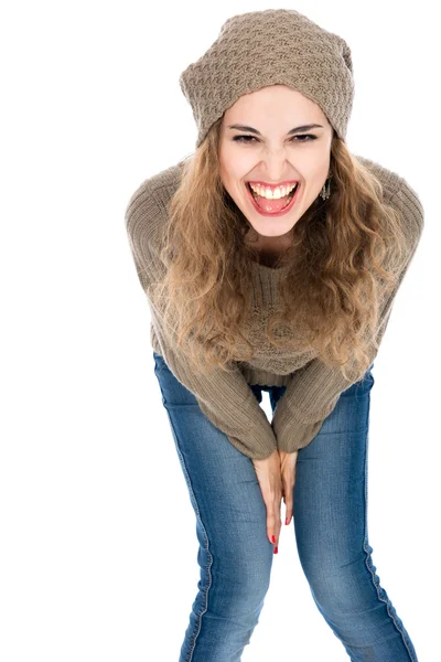 La ragazza in un maglione urla guardando la macchina fotografica — Foto Stock