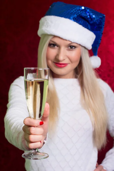 Dziewczyna w santa hat w biały sweter uśmiechający się kieliszkiem mistrzu — Zdjęcie stockowe