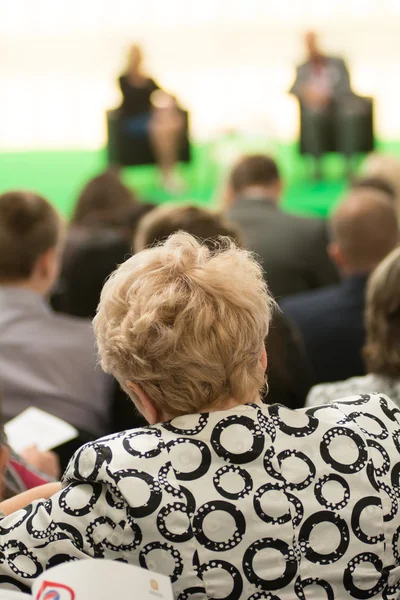 A discussão na sala de conferências das costas mulher com loira h — Fotografia de Stock