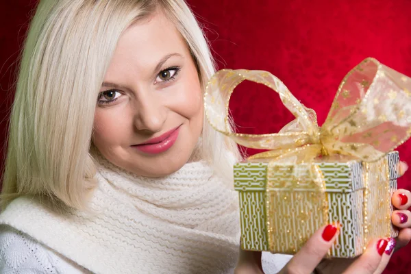 Una ragazza con un maglione bianco con un fiocco regalo dall'aspetto bendato — Foto Stock