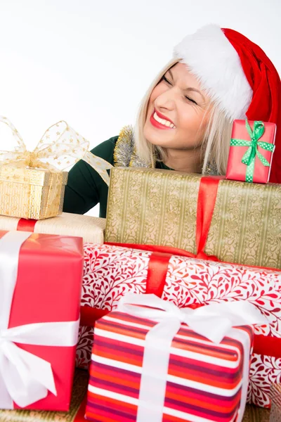Retrato de mujer feliz casual sosteniendo un montón de regalos —  Fotos de Stock
