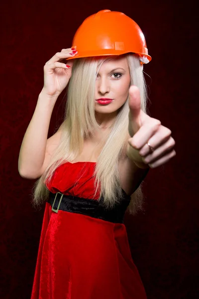 Portrait d'une jeune fille en costume de Père Noël et casque de la construction — Photo