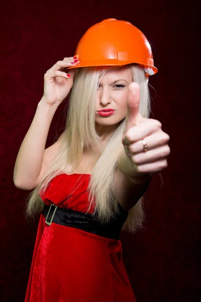 Portrait d'une jeune fille en costume de Père Noël et casque de la construction — Photo