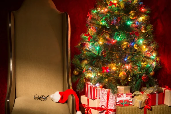 Interior de Navidad con árbol de Navidad iluminado y silla — Foto de Stock