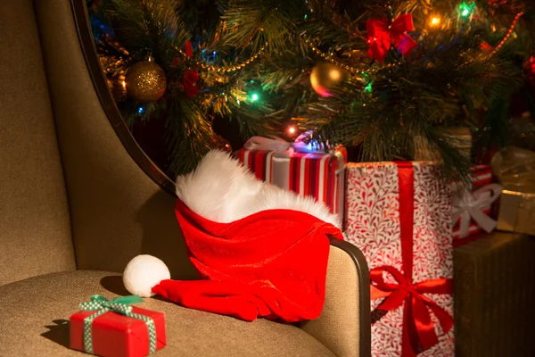 Festlig jul, New Year's interiör med presenter och santa h — Stockfoto