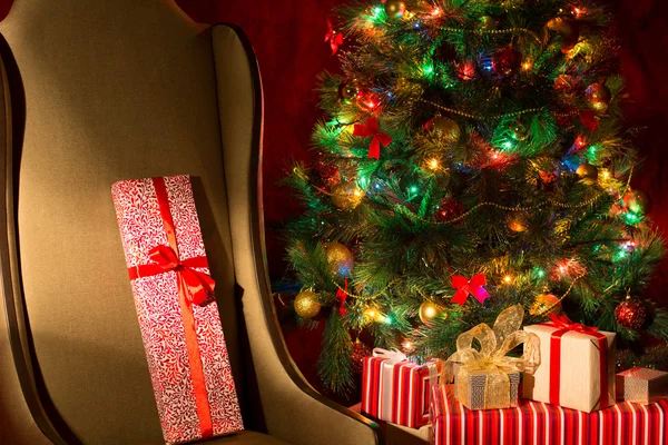 Intérieur de Noël avec sapin de Noël illuminé et chaise — Photo