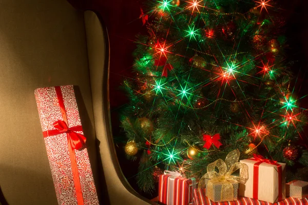 Weihnachtsinterieur mit beleuchtetem Weihnachtsbaum und Stuhl — Stockfoto