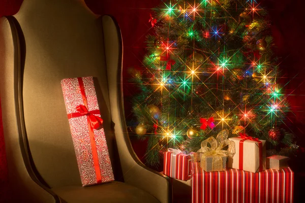 Weihnachtsinterieur mit beleuchtetem Weihnachtsbaum und Stuhl. — Stockfoto