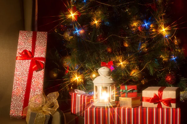 Interior de Natal com árvore de Natal iluminada e cadeira . — Fotografia de Stock