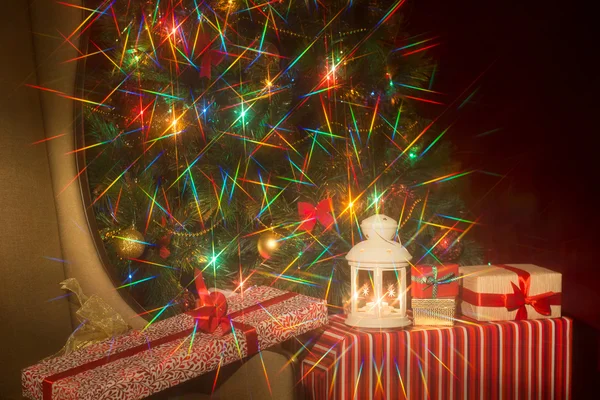 Christmas interior with Christmas tree and — Stock Photo, Image