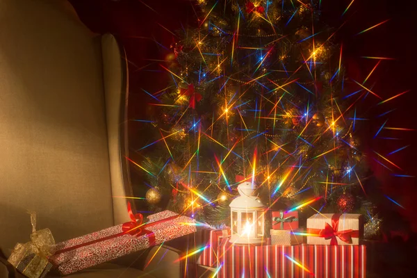 Kerstmis interieur met kerstboom en. — Stockfoto