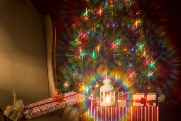 Kerstmis interieur met kerstboom en spectaculaire attachme — Stockfoto