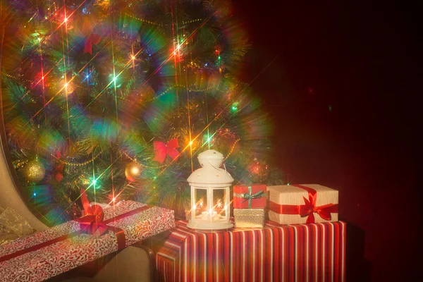 Interior de Natal com árvore de Natal e . — Fotografia de Stock