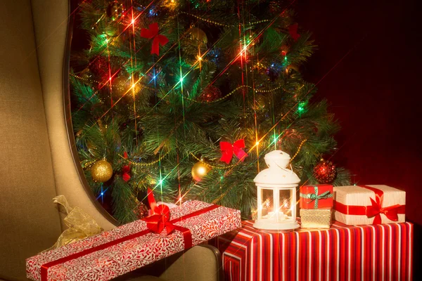 Weihnachtsinterieur mit beleuchtetem Weihnachtsbaum und Stuhl — Stockfoto