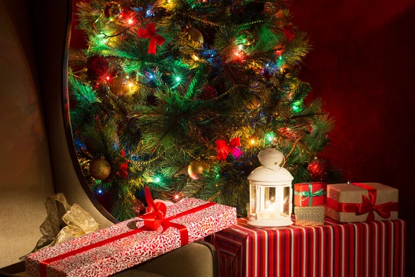 Vánoční interiér osvětlený vánoční strom a židle — Stock fotografie