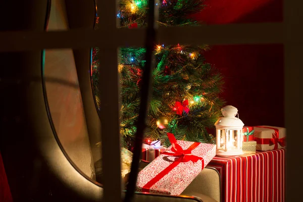 Décor de Noël avec sapin et fauteuil . — Photo