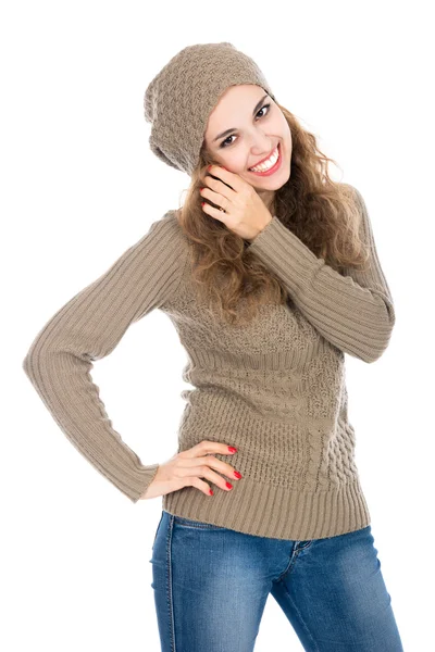 Porträt einer jungen Frau in beigem Pullover und Jeans. — Stockfoto