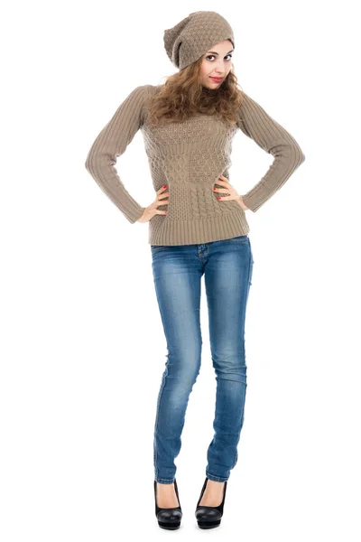 Flicka i full tillväxt i en beige tröja och jeans — Stockfoto