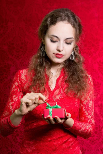 Hermosa mujer con regalo de San Valentín regalo caja sorpresa —  Fotos de Stock