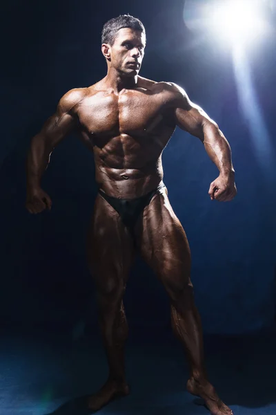 Portret w pełni wzrostu bodybuildery — Zdjęcie stockowe
