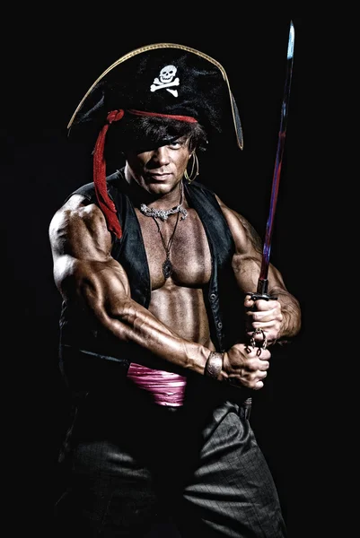 Homme musclé en costume de pirate . — Photo