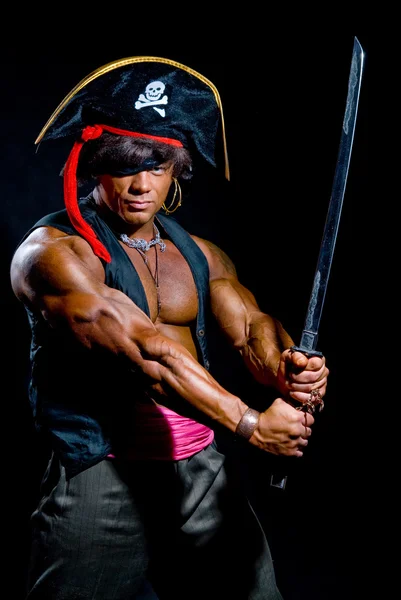 Muskulöser Mann im Piratenkostüm. — Stockfoto
