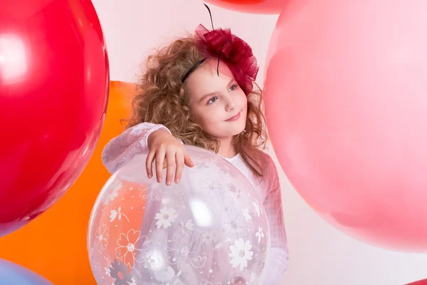 Jonge tiener meisje in een hoed en witte jurk op een achtergrond van tentje — Stockfoto