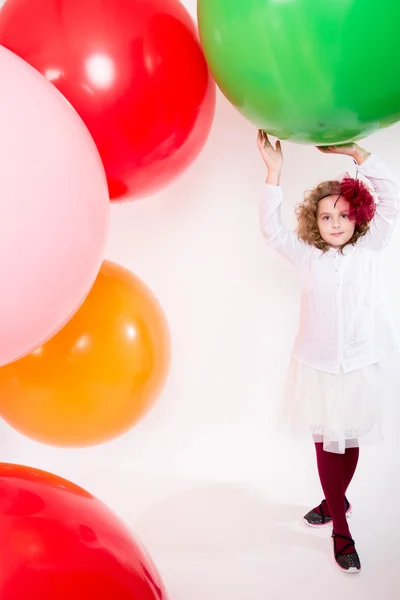 Tiener meisje in een hoed en witte jurk op een achtergrond van grote colore — Stockfoto