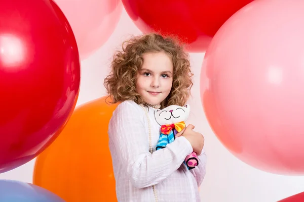 Hermosa chica adolescente con un juguete suave en la mano sobre una gran ba de goma — Foto de Stock