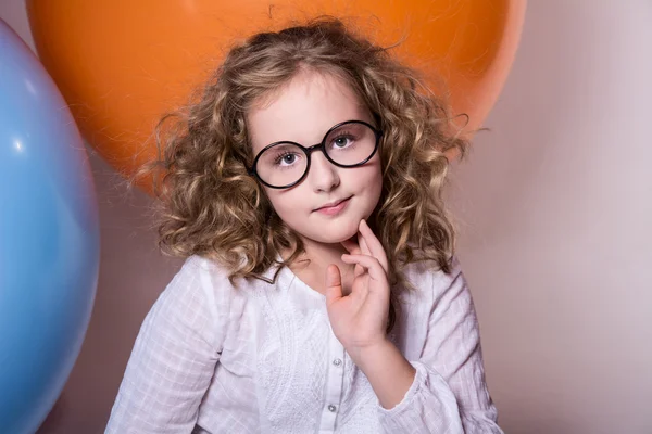 Linda, menina adolescente encaracolado inteligente em óculos no fundo de — Fotografia de Stock