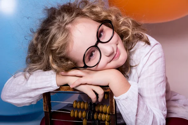 Rolig, smart lockigt teen flicka i glas med trä abacus på t — Stockfoto